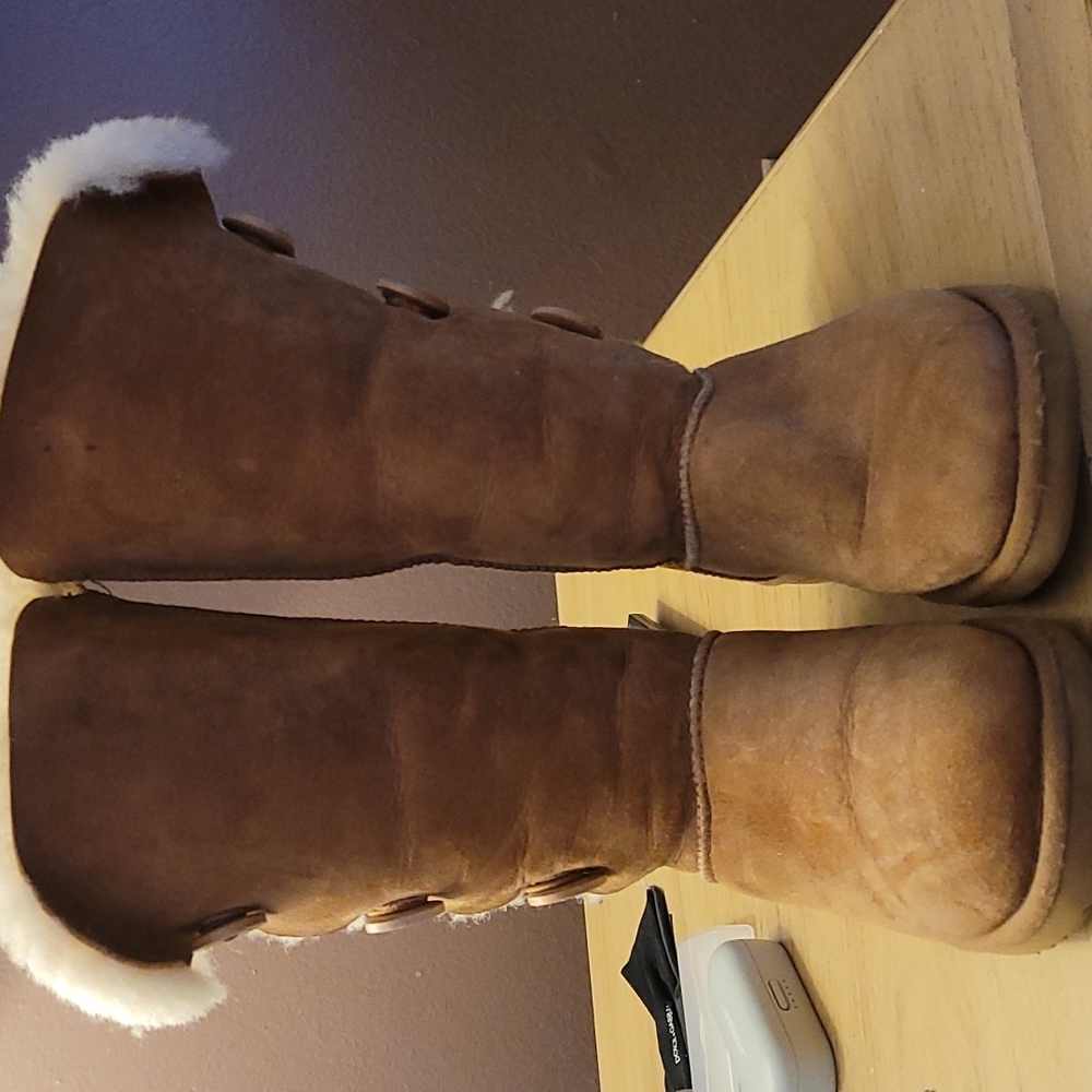 UGG BOOTS
